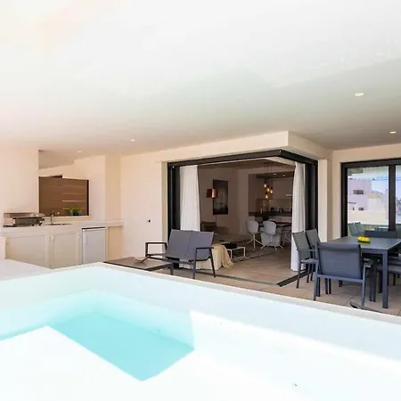 Apartment Stylish Living With Private Pool