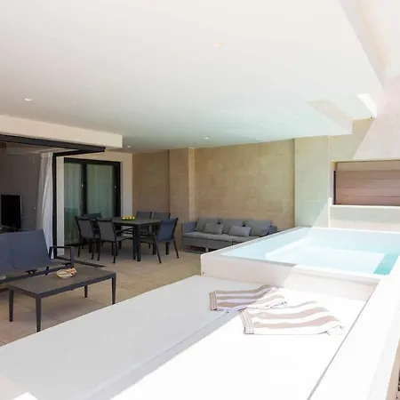 Stylish Living With Private Pool *