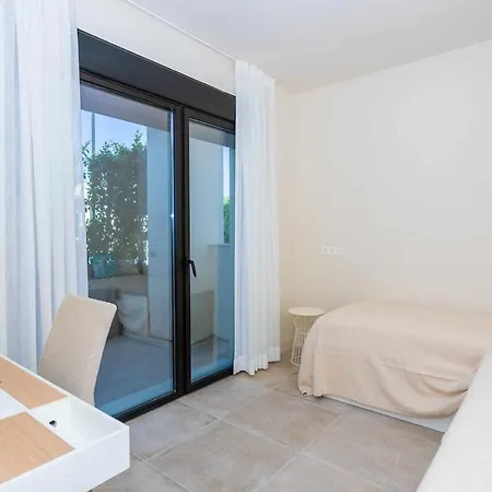 Stylish Living With Private Pool *