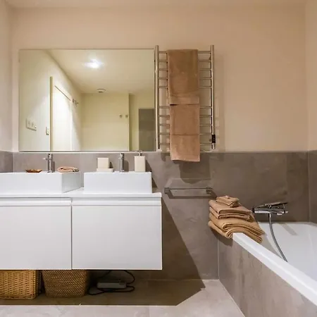 Stylish Living With Private Pool *