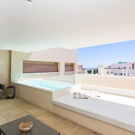 Stylish Living With Private Pool Apartment *